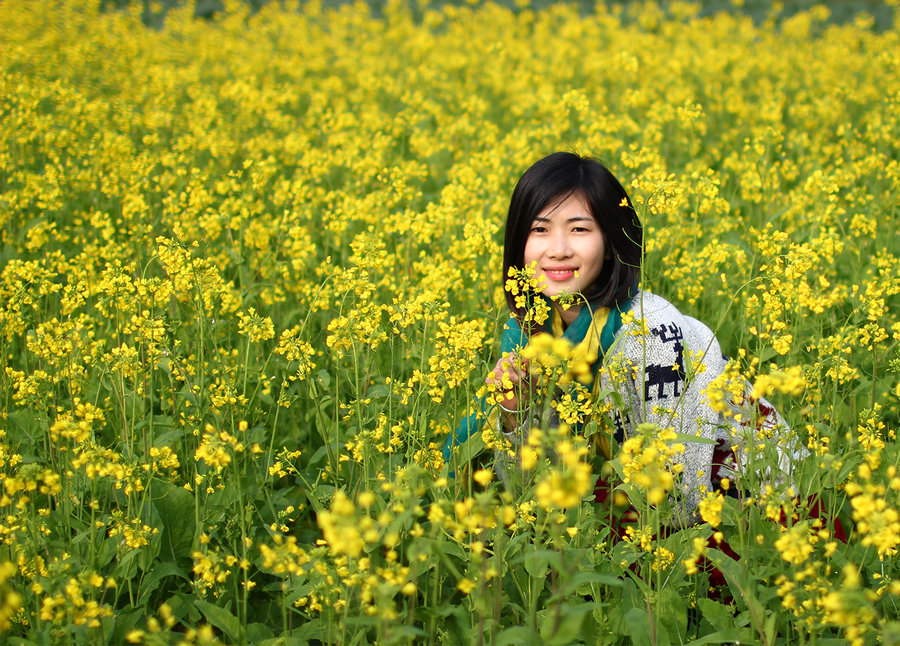 浅笑花田间,回眸百媚生