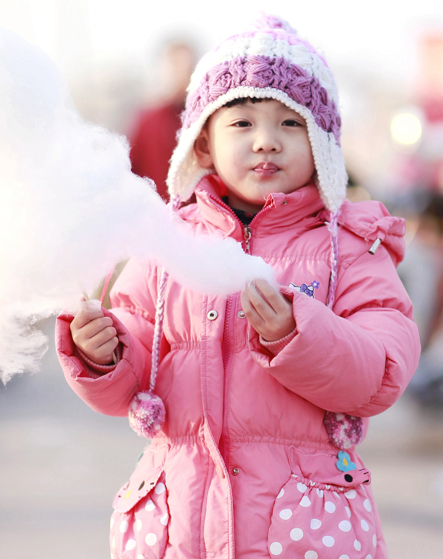 【吃棉花糖的小姑娘摄影图片】人像摄影女生认大哥图片