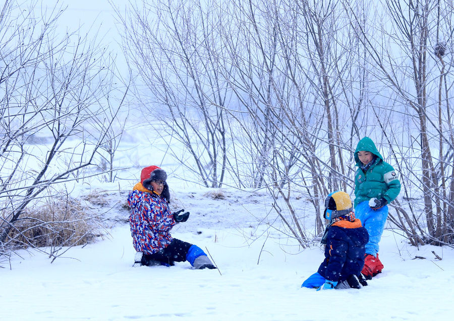 下雪中快乐的孩子们