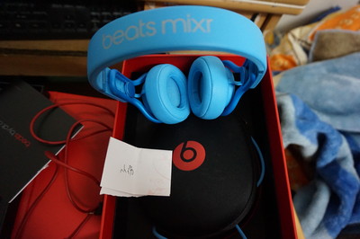 出售99新行货beats mixr耳机亮蓝色带11个月保修