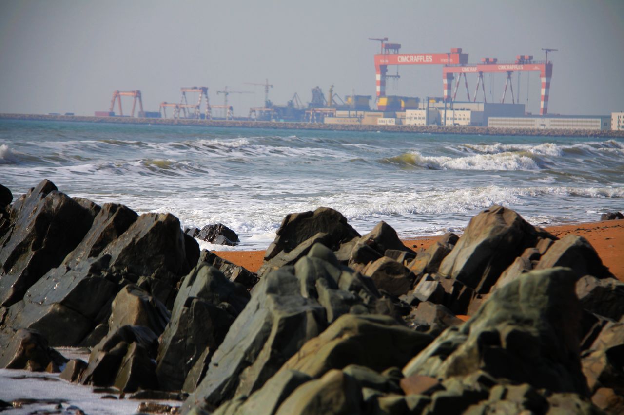 初春的山东海阳高尔夫球场及黄海海浪