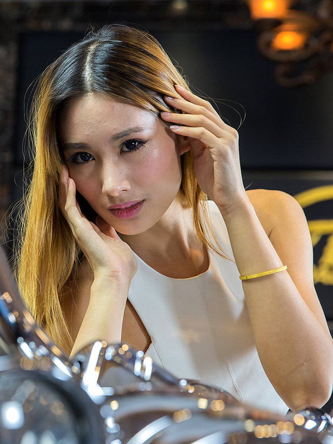 豪车美女美女吃轮胎图片