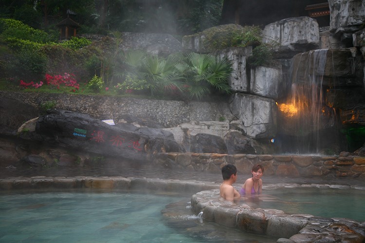 【【约约APP初夏游】奇洞温泉两日一夜人像