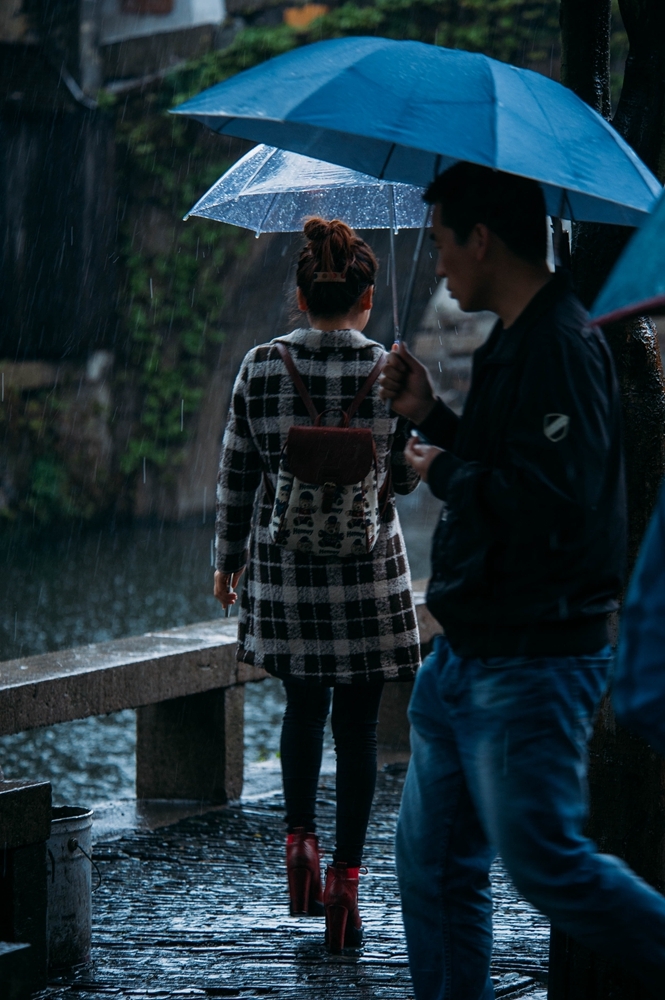 【很多次 我们一起走在雨中摄影图片】纪实摄