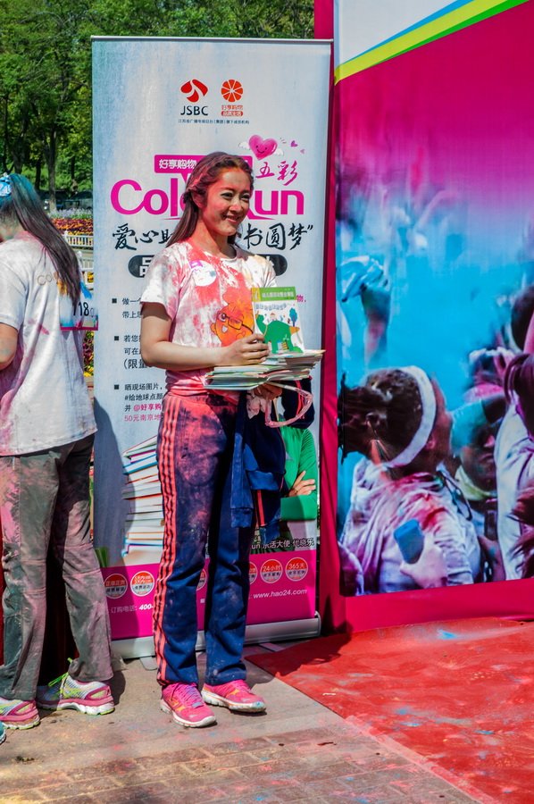 the color run(五彩跑)中的江苏电视台美女主持晓乐