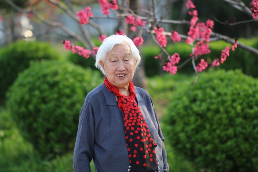 【妈妈83岁生日, 拍一组照片为她老人家祝福。