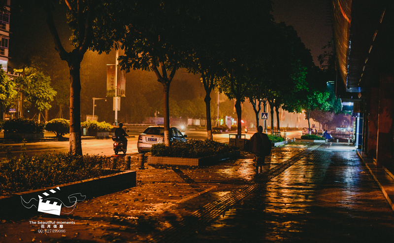 岗城夜拍之下雨天