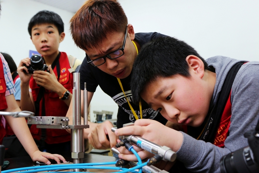 双胞胎课堂活动访上海医疗器械高等专科学校.