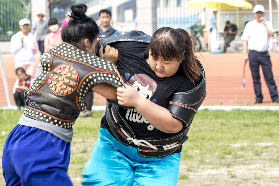 【内蒙古大学生运动会摔跤比赛赛场掠影摄影图