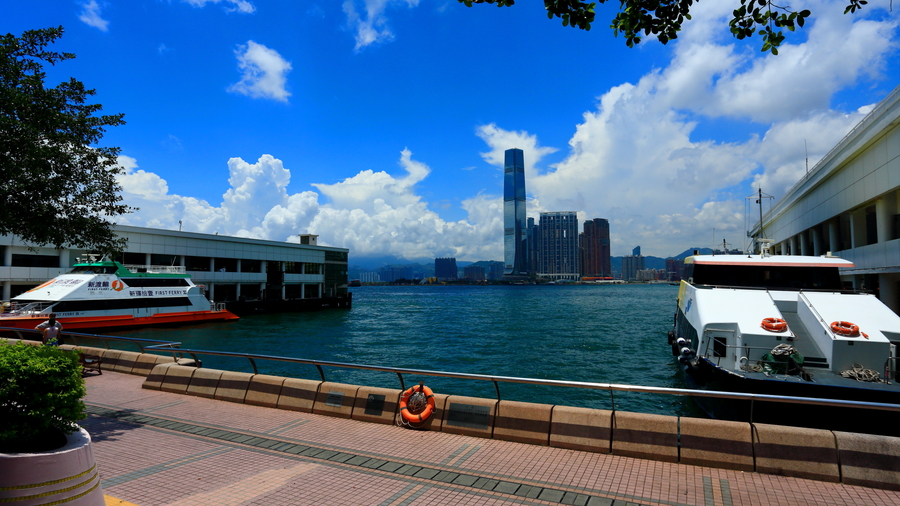 【蓝天白云下的香港九龙半岛摄影图片】风光摄