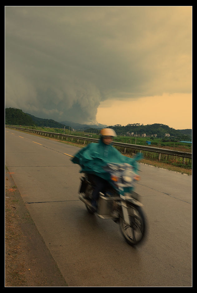 黄昏风雨田园路