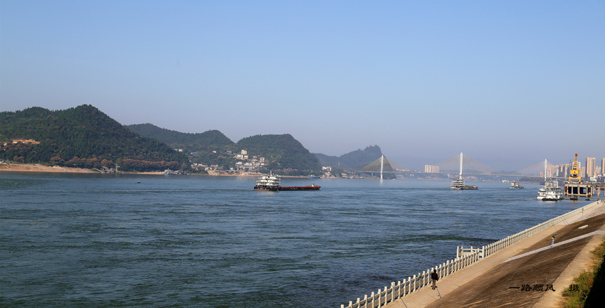 滨江秋色〔湖北宜昌长江江岸风景