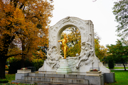 施特劳斯雕像周围的秋色