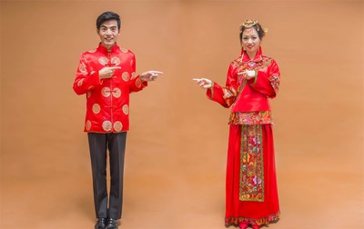 纯色背景中国喜庆婚纱照。欢乐的夫妇两_佳能