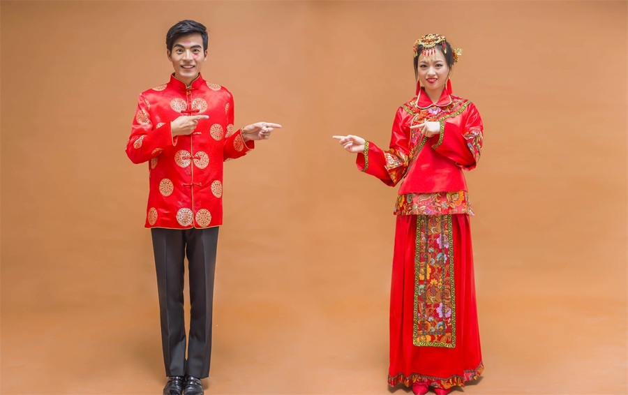 【纯色背景中国喜庆婚纱照。欢乐的夫妇两摄影