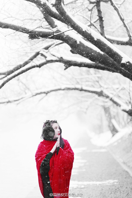 这是一组下雪天拍出的照片,美美是个善良美丽且有爱心的姑娘