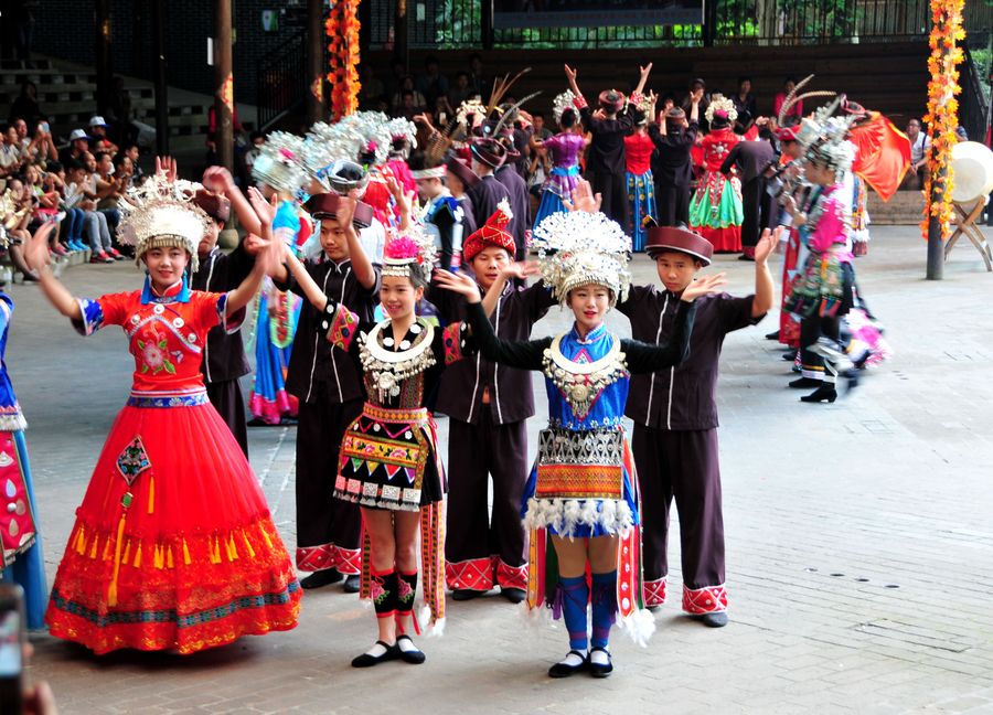 桂林旅游看的歌舞表演，欣赏一下少数民族服饰