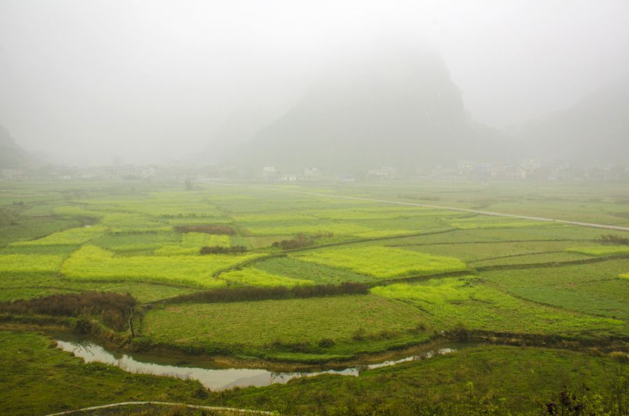 山村雾景