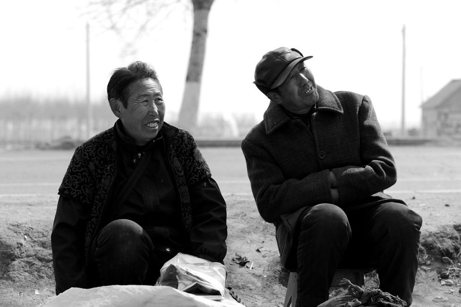 【公路边做小生意的乡亲摄影图片】纪实摄影_