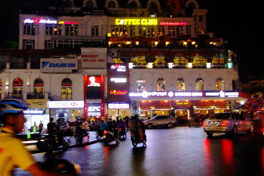 坐三轮车冒雨拍河内老街区夜景 (共p)