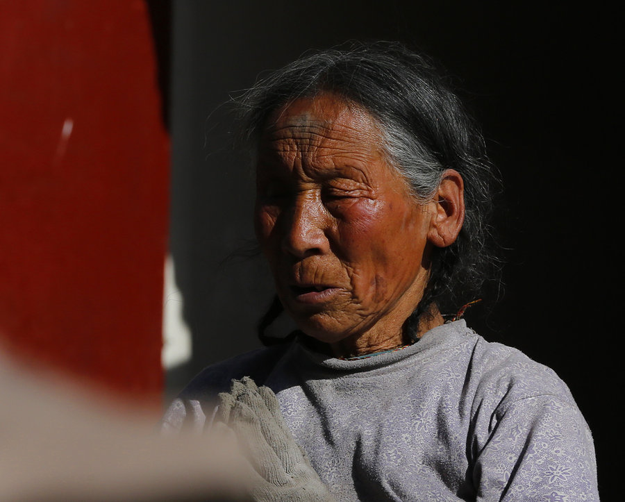 【虔诚的藏族老人摄影图片】人像摄影