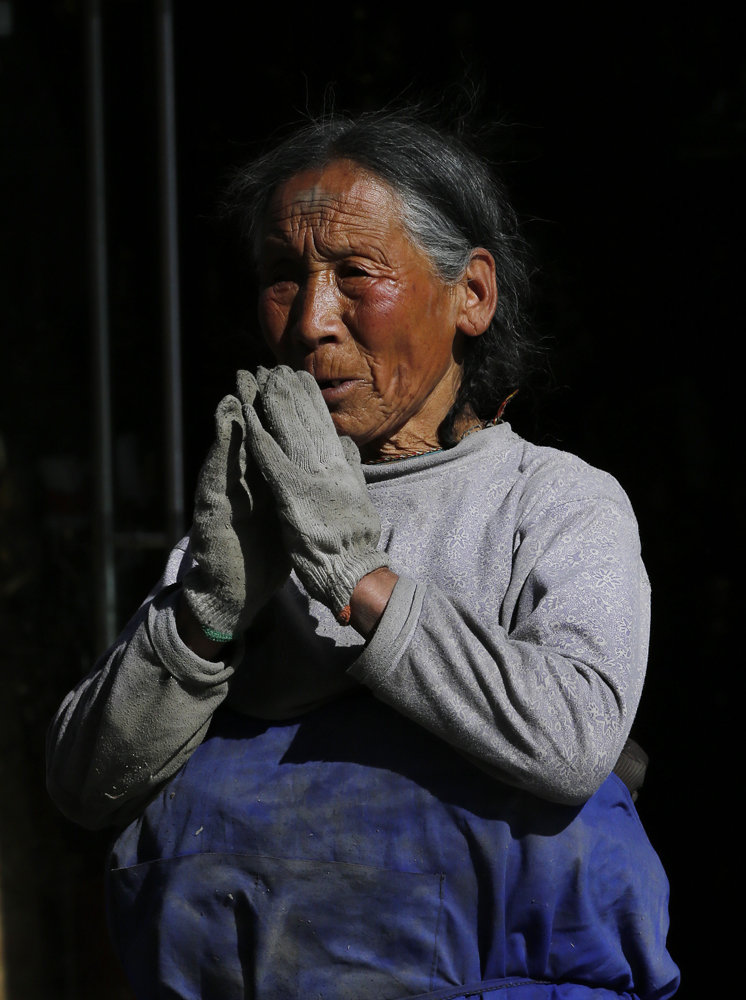 【虔诚的藏族老人摄影图片】人像摄影