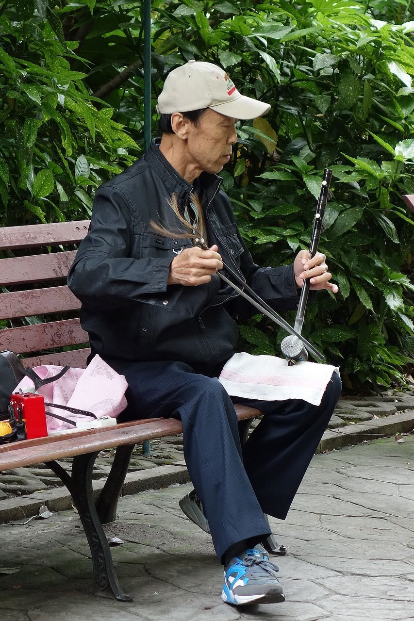公园里抓拍的人物