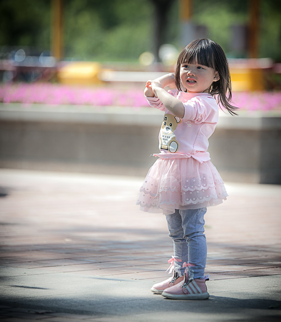 公园小姑娘——献给六一儿童节