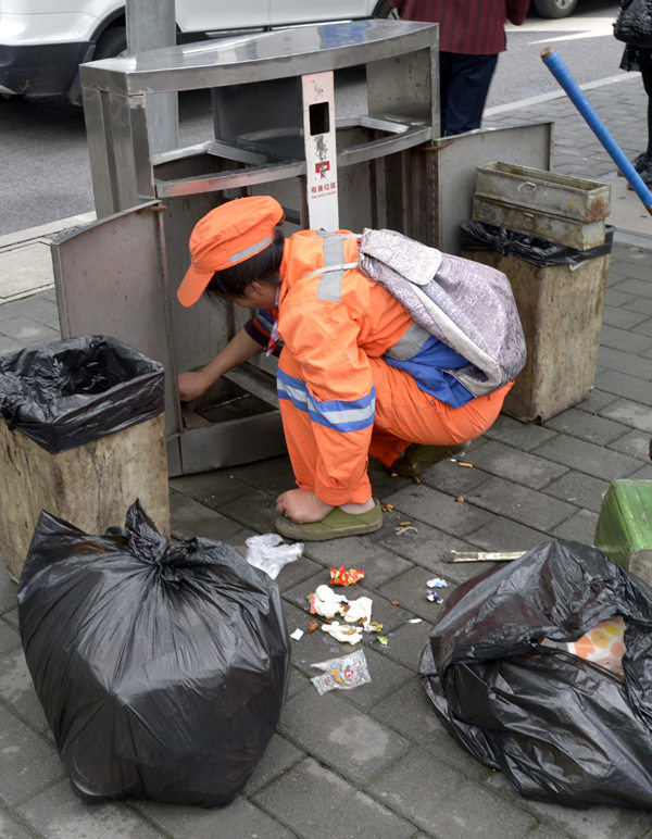 一丝不苟的环卫工