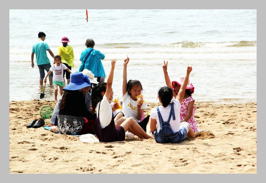 【夏日里,在北戴河海边游玩的人们摄影图片】