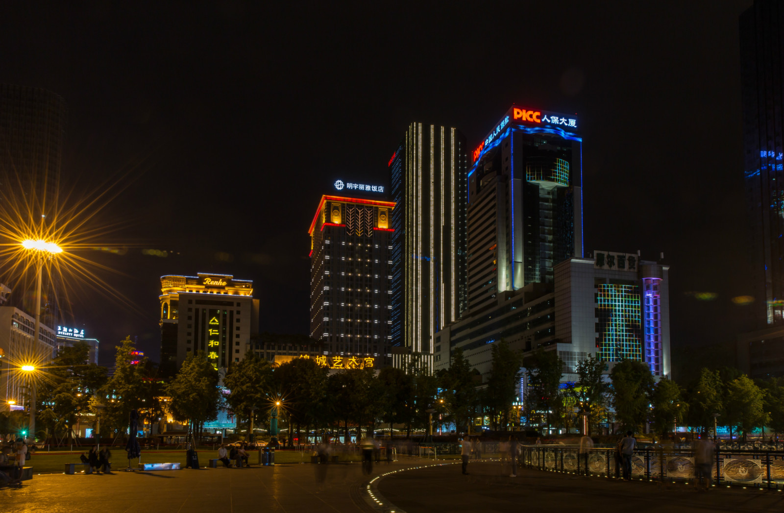 在成都天府广场拍夜景的尴尬