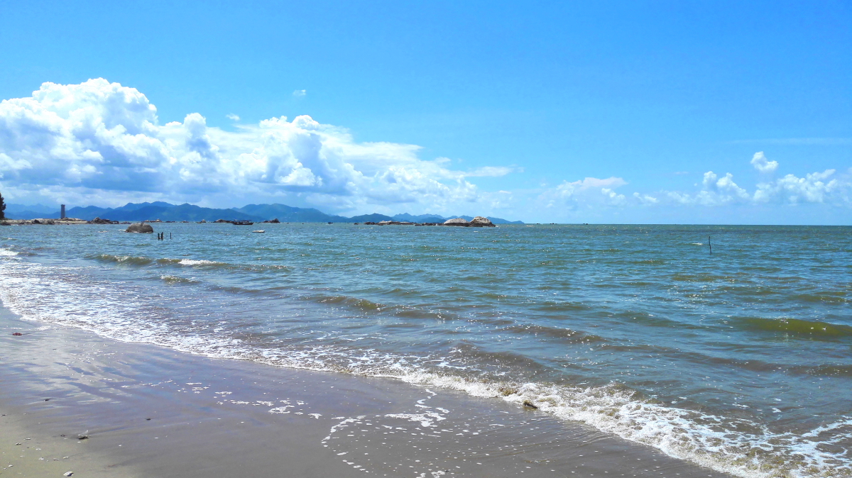 阳光,沙滩(手机摄于阳江石塘湾)