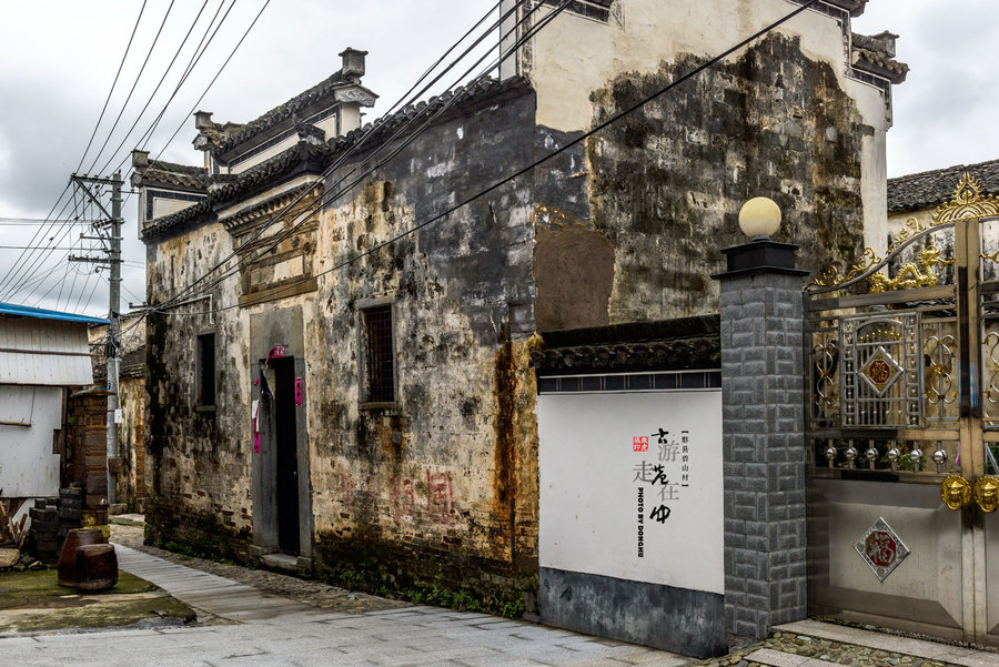 游走在深深古巷中黟县碧山村