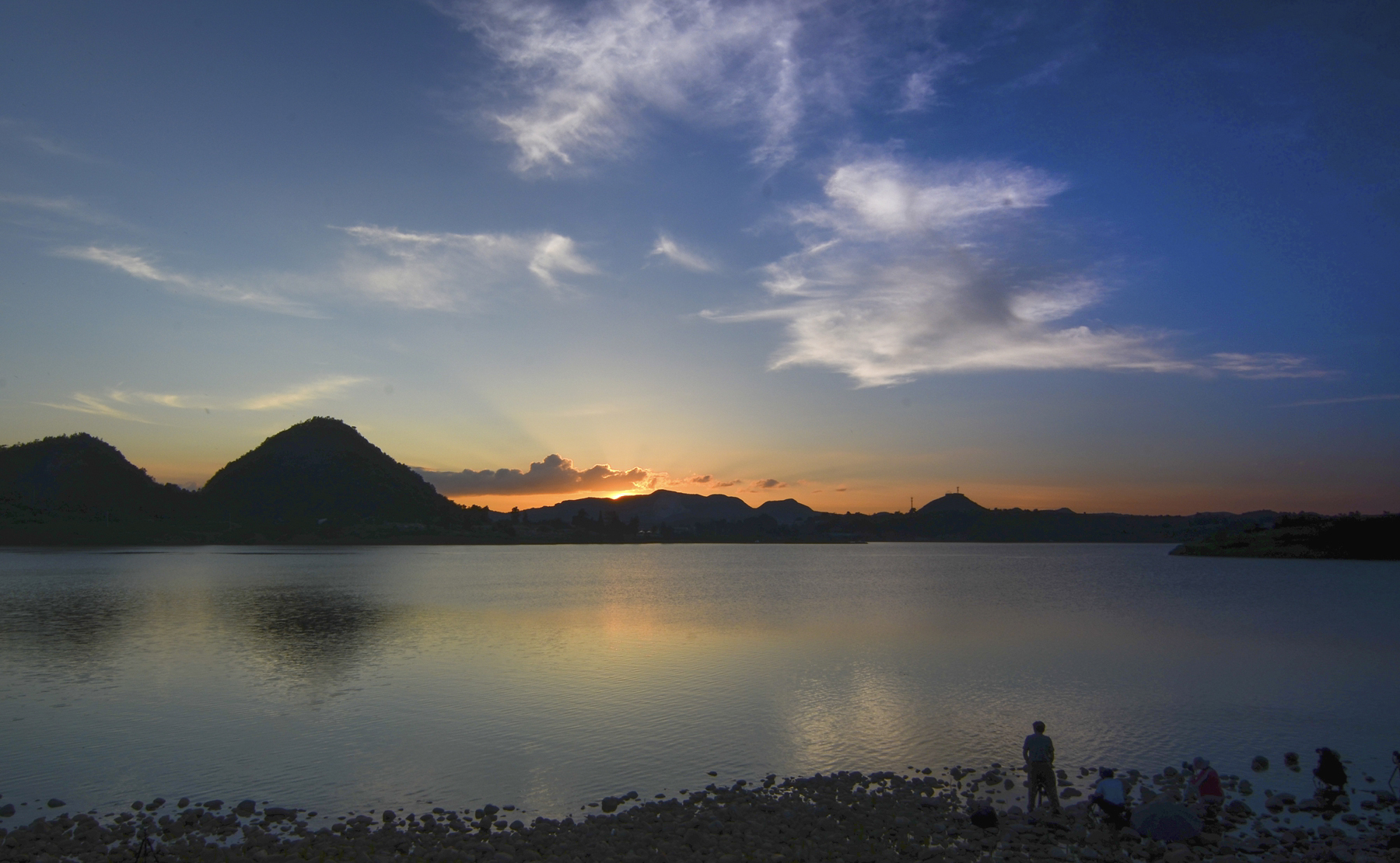 夕照月亮湖