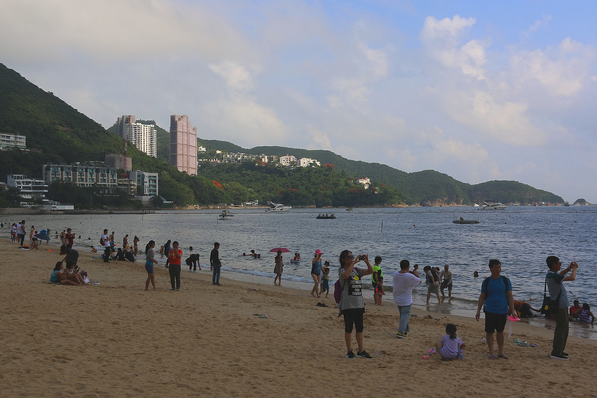 【携程攻略】香港浅水湾景点,单独一个人去到浅水湾，人不是很多，可以很休闲的在那里漫游海滩，海…