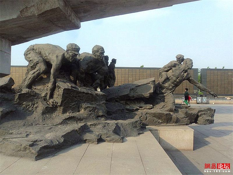新锦福娱乐:唐山地震遗址雕塑