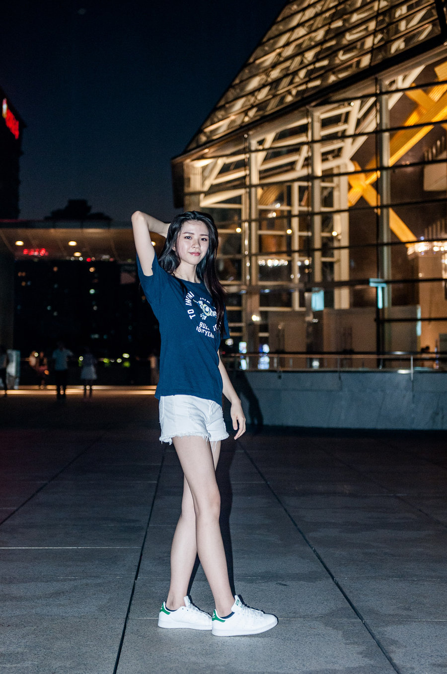 街拍城市夜晚消夏女孩