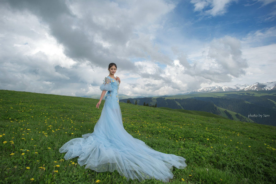 【13天新疆自驾游--草原上的广角人像摄影图片