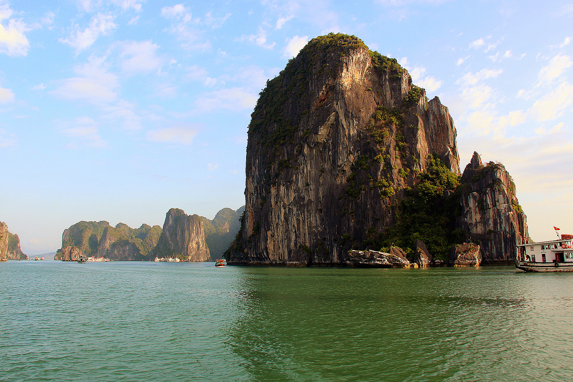 去越南旅游时,随摄了一组,越南下龙湾海上桂林的美景照.