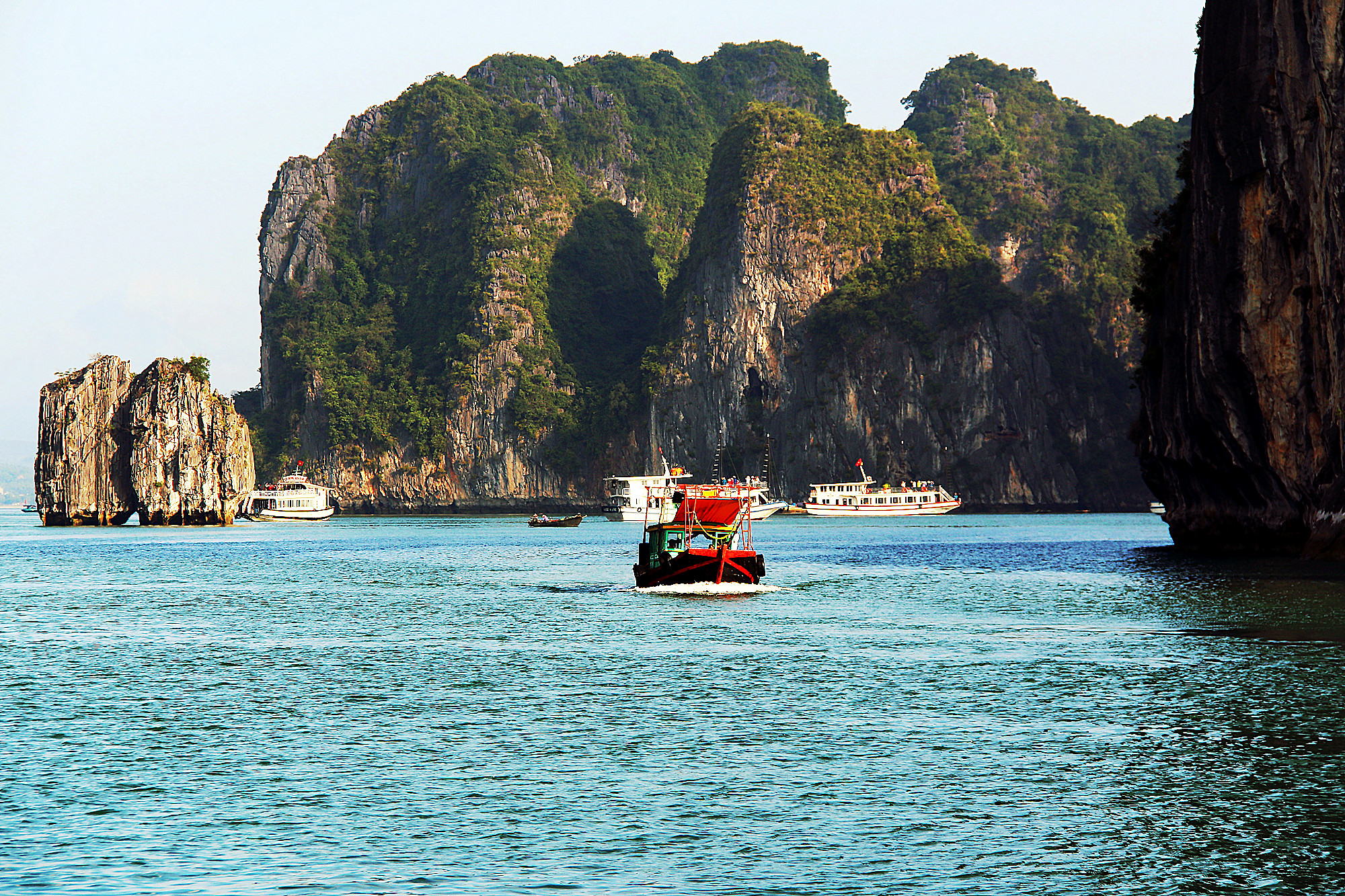 去越南旅游时,随摄了一组,越南下龙湾海上桂林的美景照.