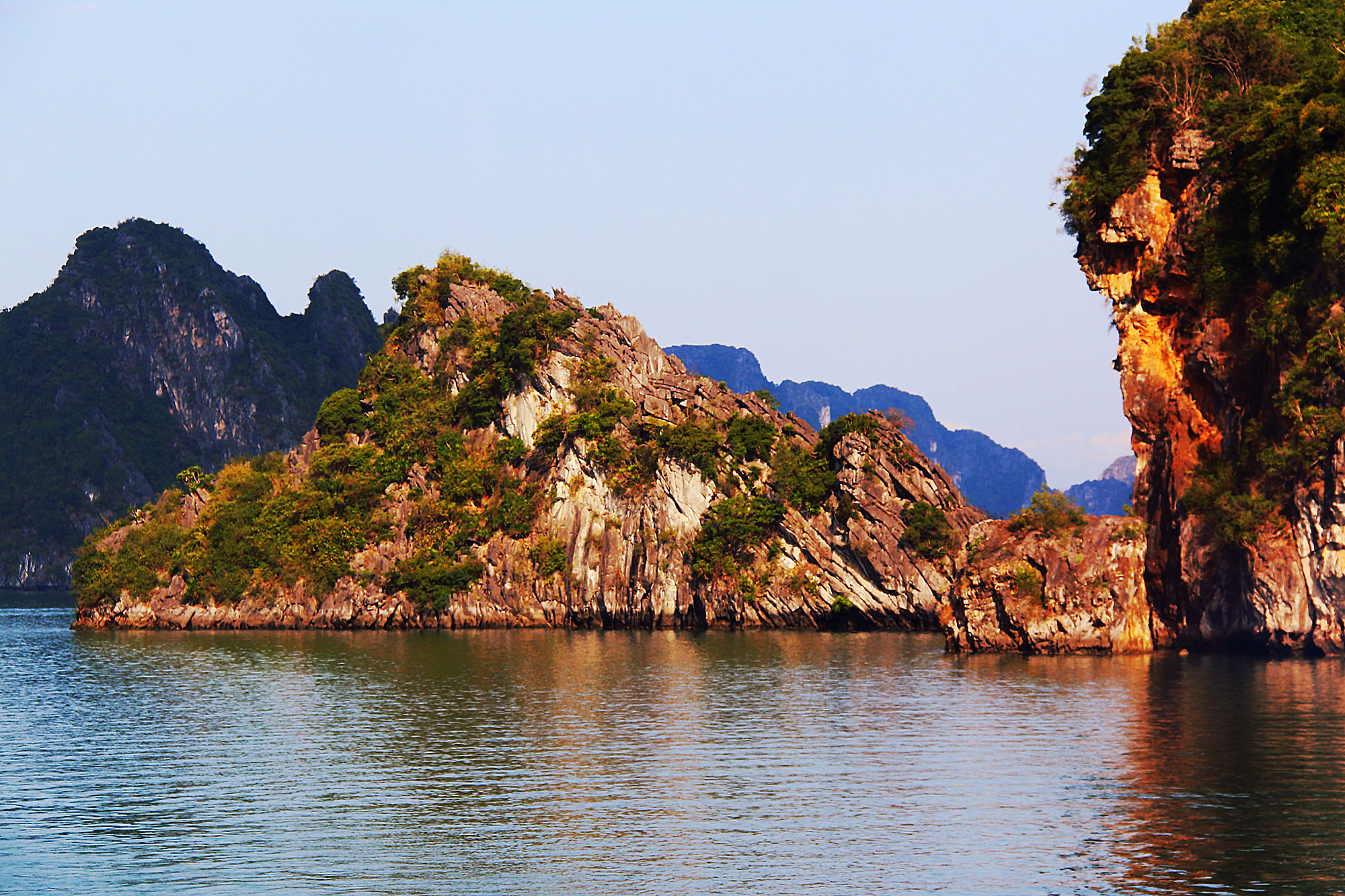 去越南旅游时,随摄了一组,越南下龙湾海上桂林的美景照.