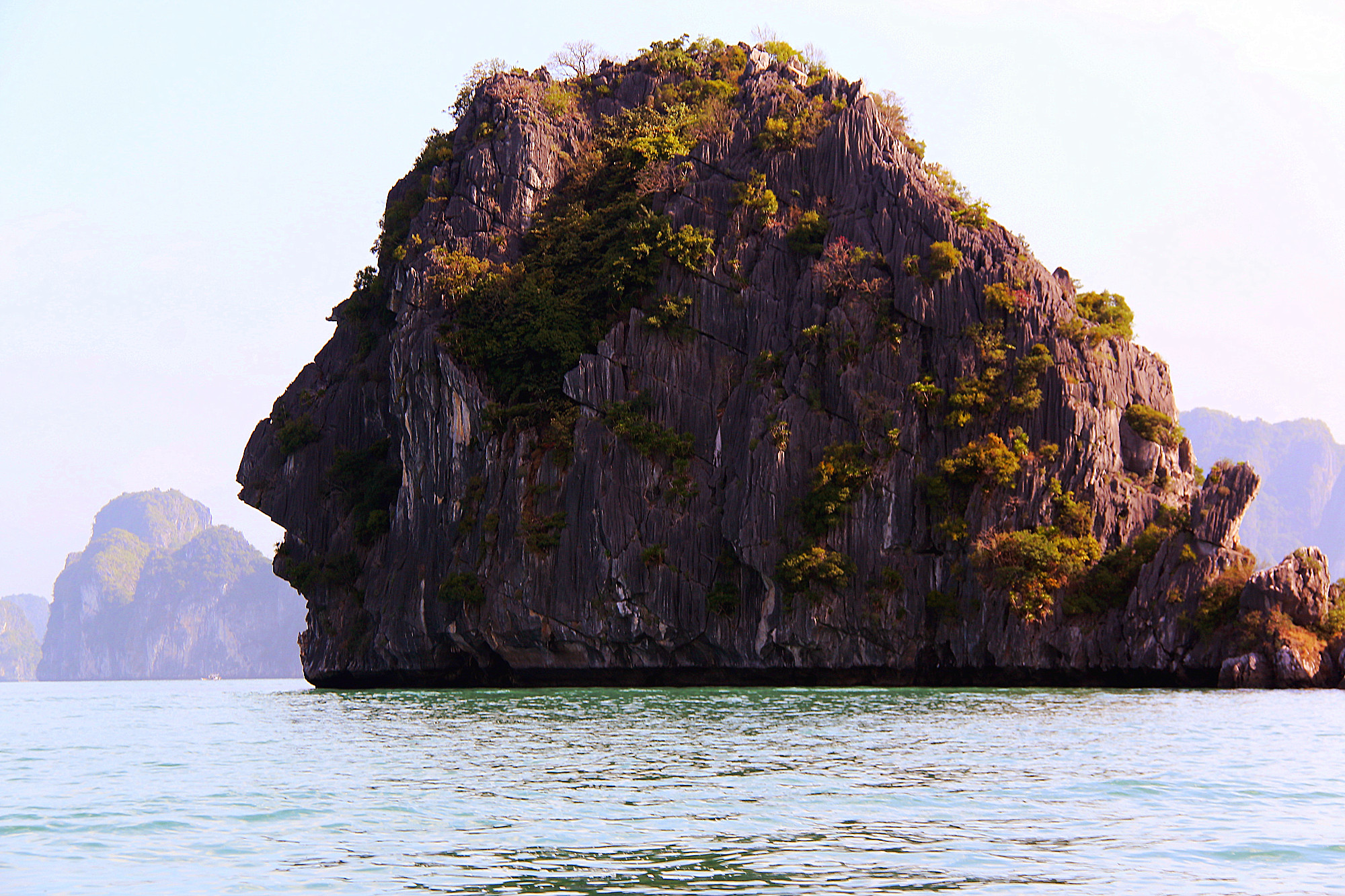 去越南旅游时,随摄了一组,越南下龙湾海上桂林的美景照.