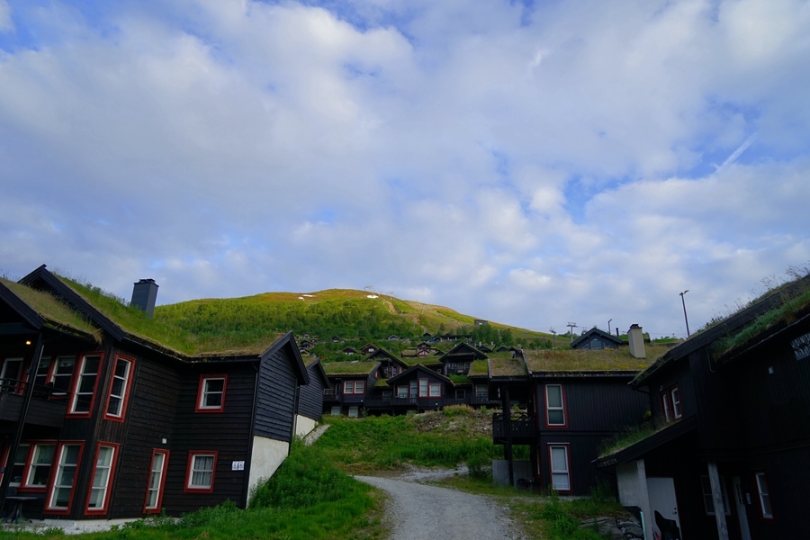 挪威,房顶上铺草皮的高山度假村