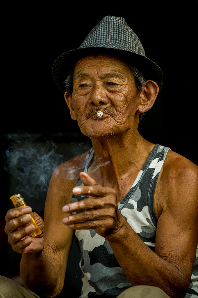抽烟的老人