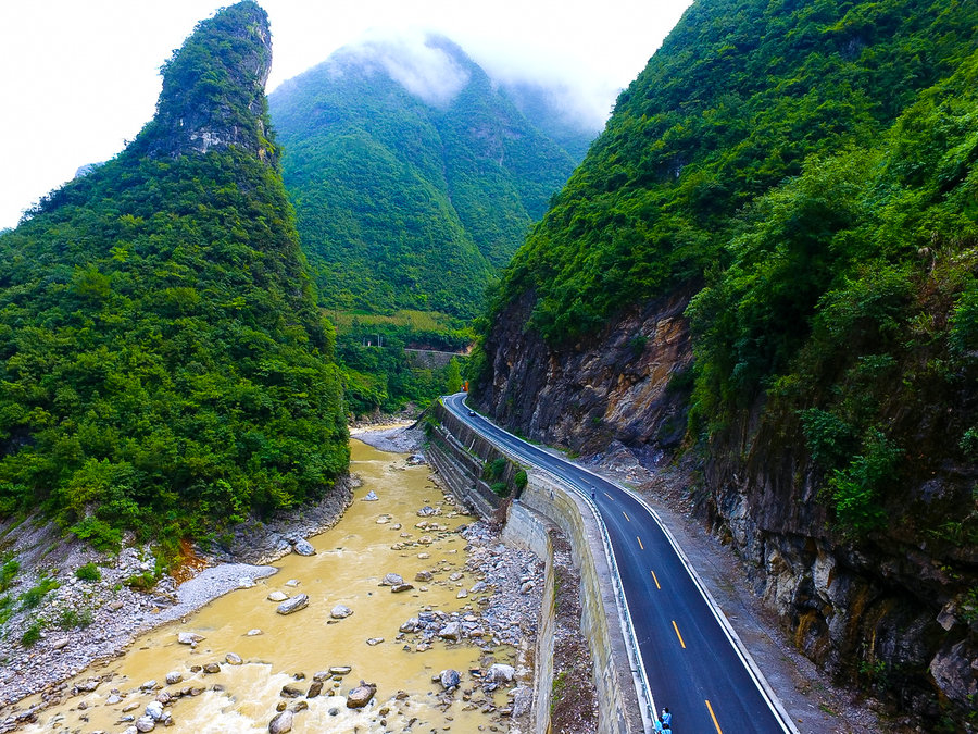 【无人机飞越巴山峡谷摄影图片】风光旅游摄影