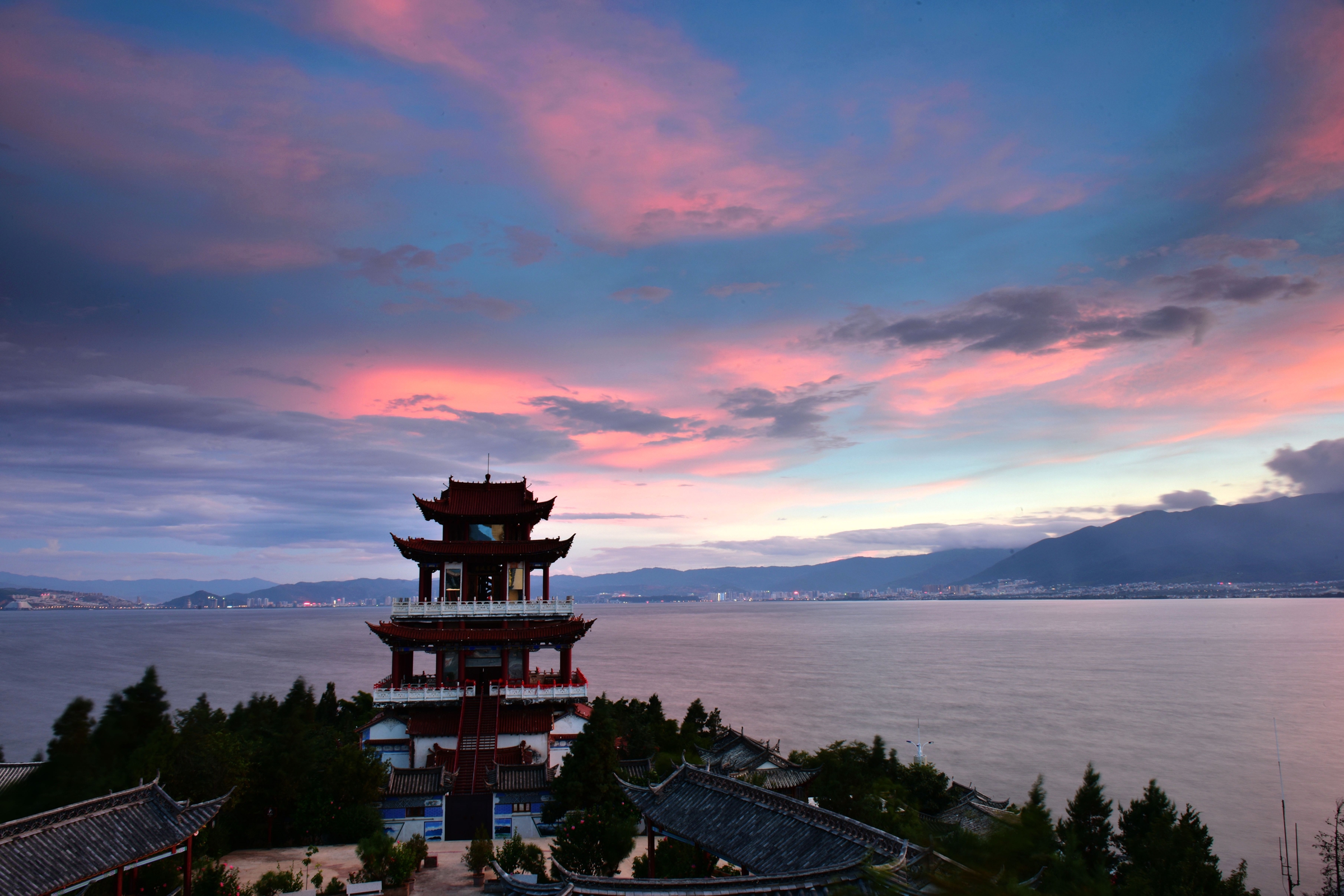 夕阳下的天镜阁