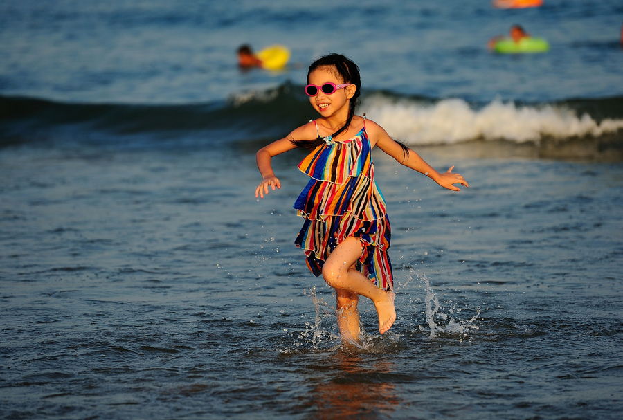 【金沙滩戏水的小女孩摄影图片】人像摄影_我齐人也
