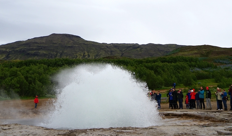 【冰岛盖策间歇喷泉喷发过程摄影图片】风光旅
