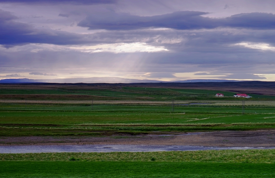 【天气多变的冰岛草原摄影图片】风光旅游摄影