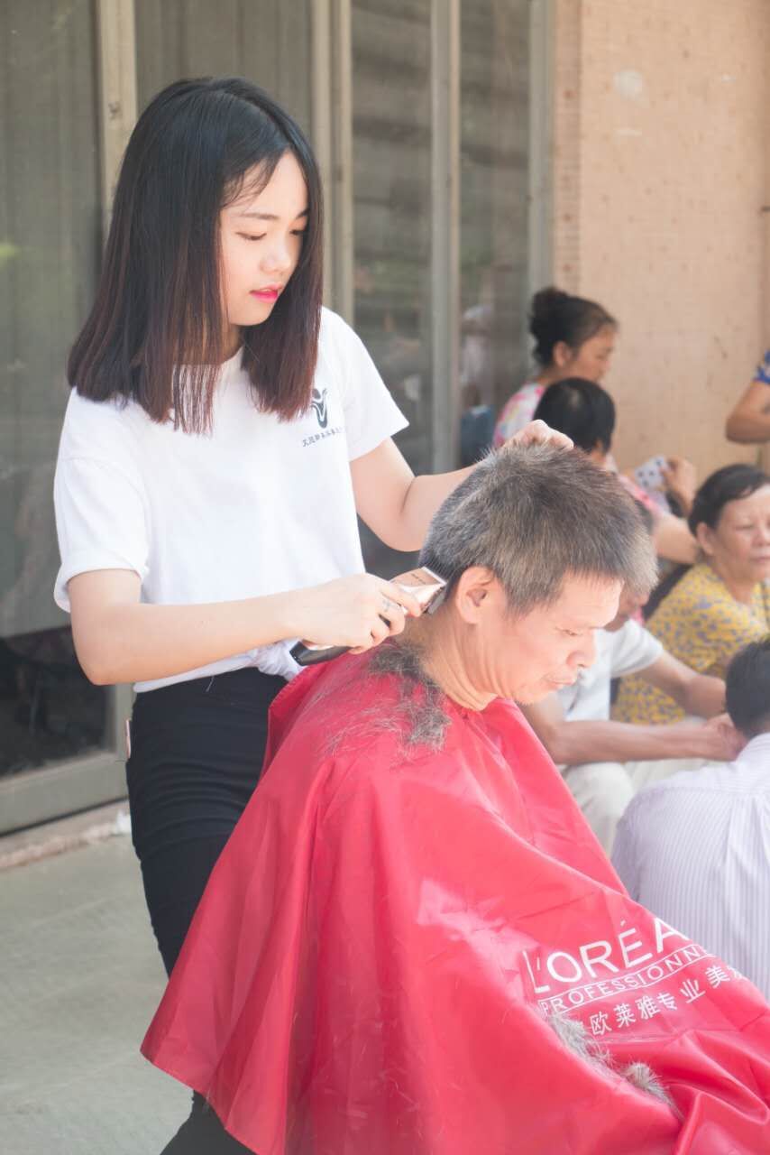 【艾尼斯广州校区棠下社区义剪之剪系关爱,发